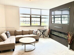 Building Photo - 801 Brickell Bay Dr