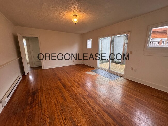Building Photo - 2bedroom 1 bath downtown Eugene Home