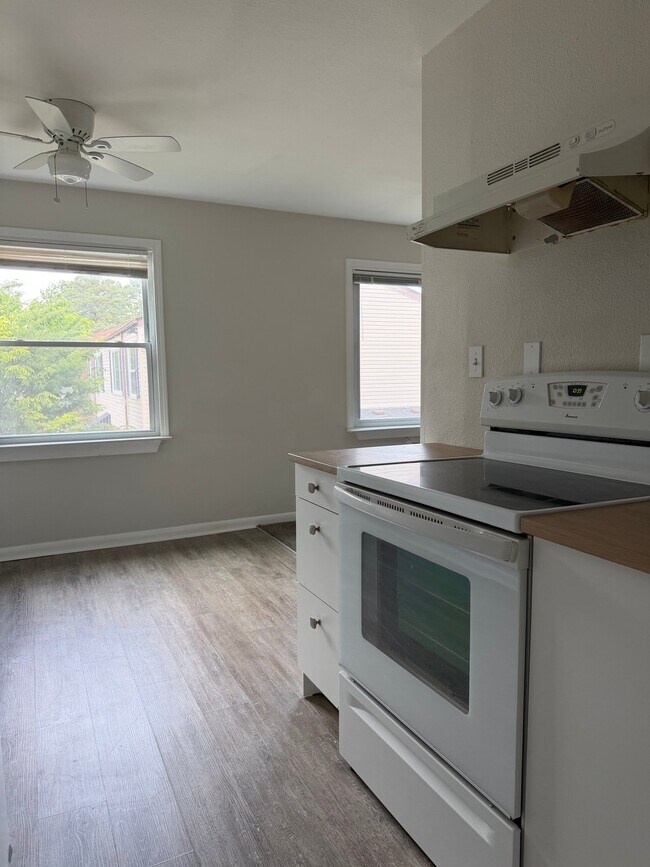 Foto del edificio - 2412 Azalea Garden Rd