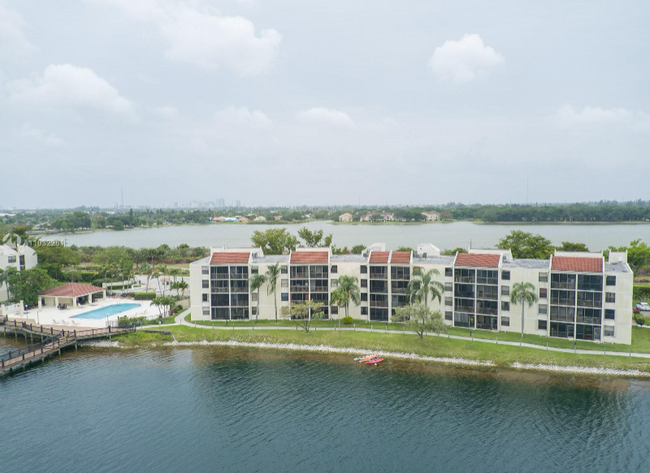 Foto del edificio - 109 Lake Emerald Dr