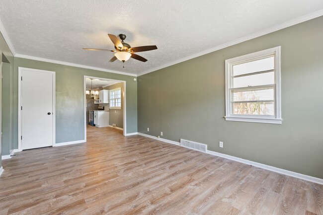 Foto del edificio - 4655 Curtis Ave