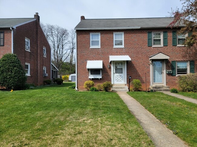 Building Photo - 907 Green Ter