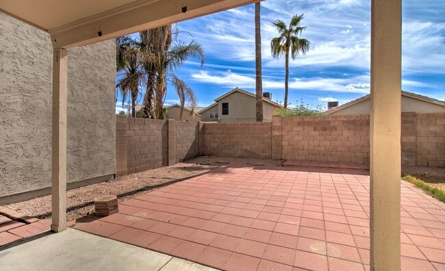 Building Photo - 3 Bed + 2.5 Bath + 1,421 Square Feet + 2 C...