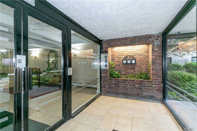 Foto del edificio - 46 Grace Ave