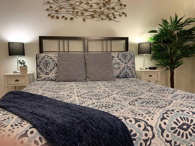 Cómodo dormitorio con cama Queen - 200 N 3rd St