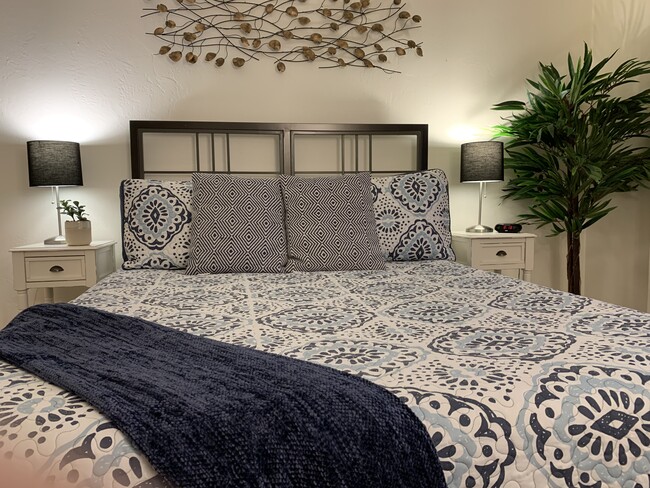 Comfy queen bedroom - 200 N 3rd St