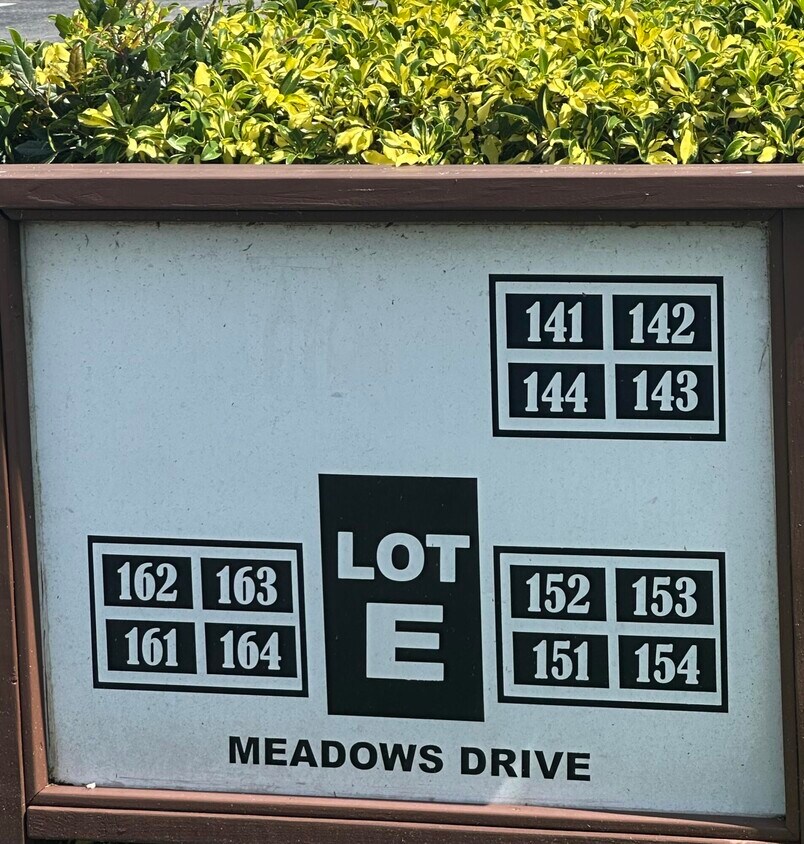 Foto del edificio - 151 Meadows Dr