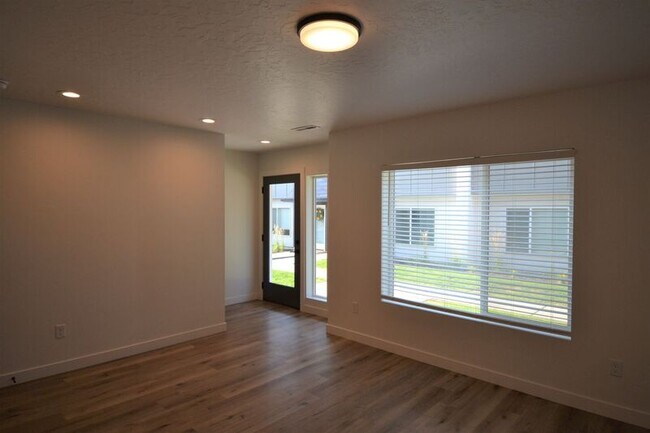 Building Photo - 620 Orchard Dr