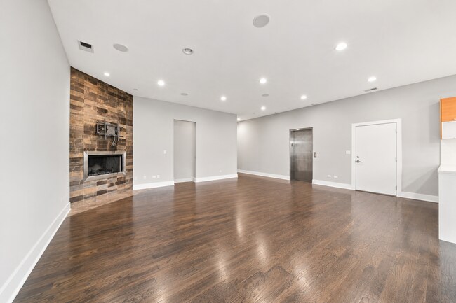 Building Photo - 815 N Ashland Ave
