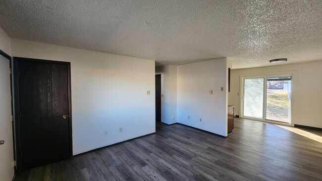 Building Photo - CHA100