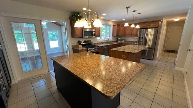 Building Photo - Luxury 3BR Home with Pool, Hot Tub, and Up...