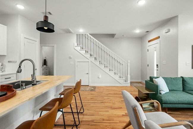 Building Photo - 3641 Hydes Ferry Rd