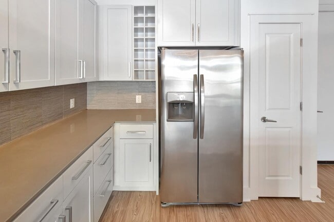 Building Photo - 101 S Tryon St