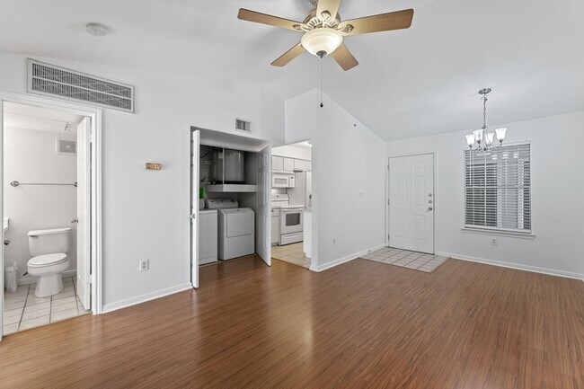 Foto del edificio - AVAILABLE NOW: Central Austin 1 BR / 1 BA ...