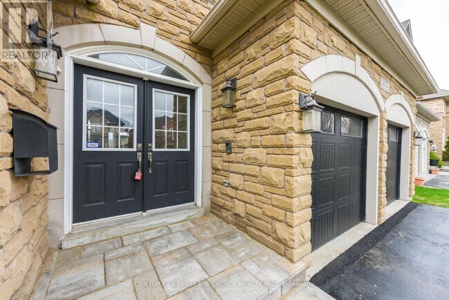 Building Photo - 2372 Parkglen Ave