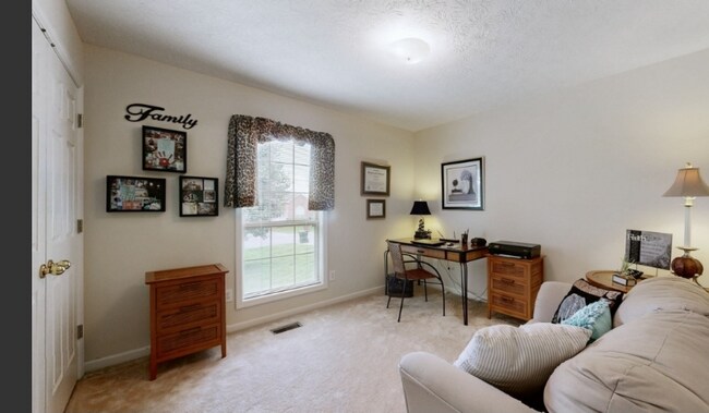 Foto del edificio - 348 Huntington Dr