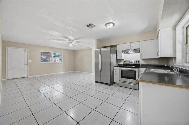 Building Photo - 113 N Lancelot Ave