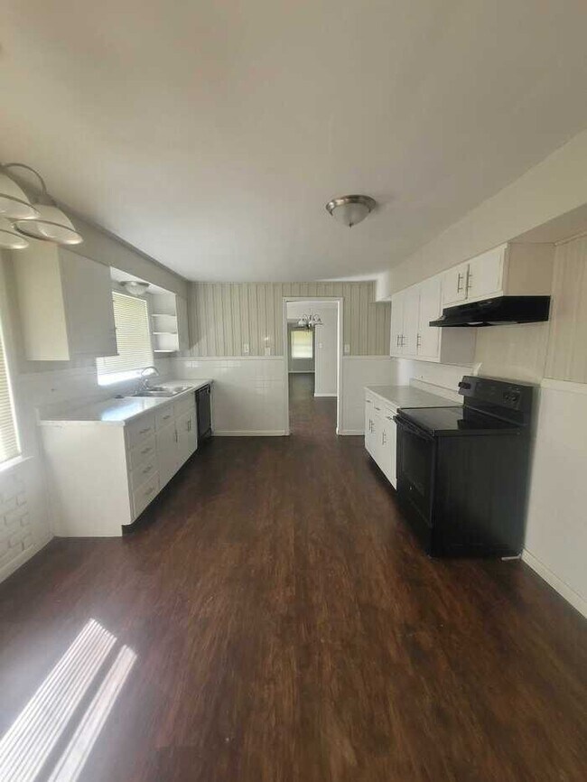 Building Photo - 15 Rolling Hills