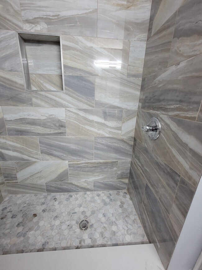 Ducha - 1116 Madrid Ave