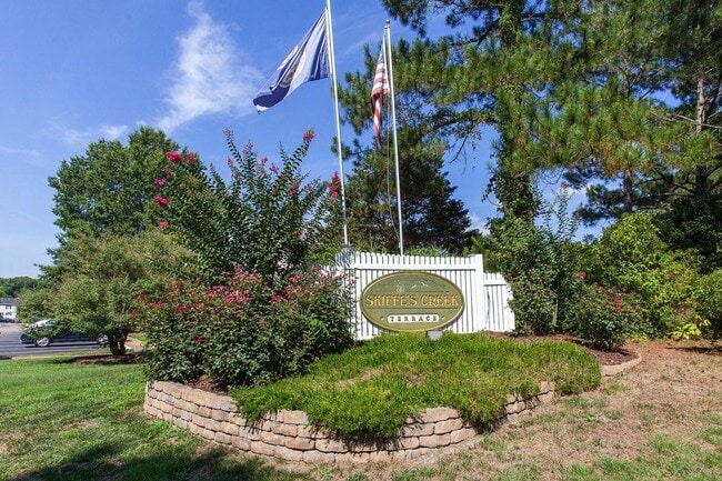 Building Photo - Spacious Williamsburg Townhome with Modern...