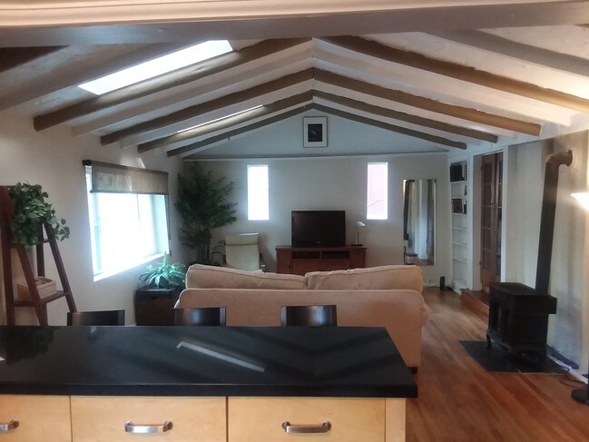 Foto del edificio - 632 N Topanga Canyon Blvd