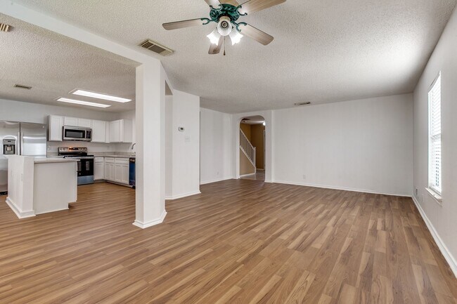 Foto del edificio - SPACIOUS 4-BEDROOM HOME IN PARKWOOD