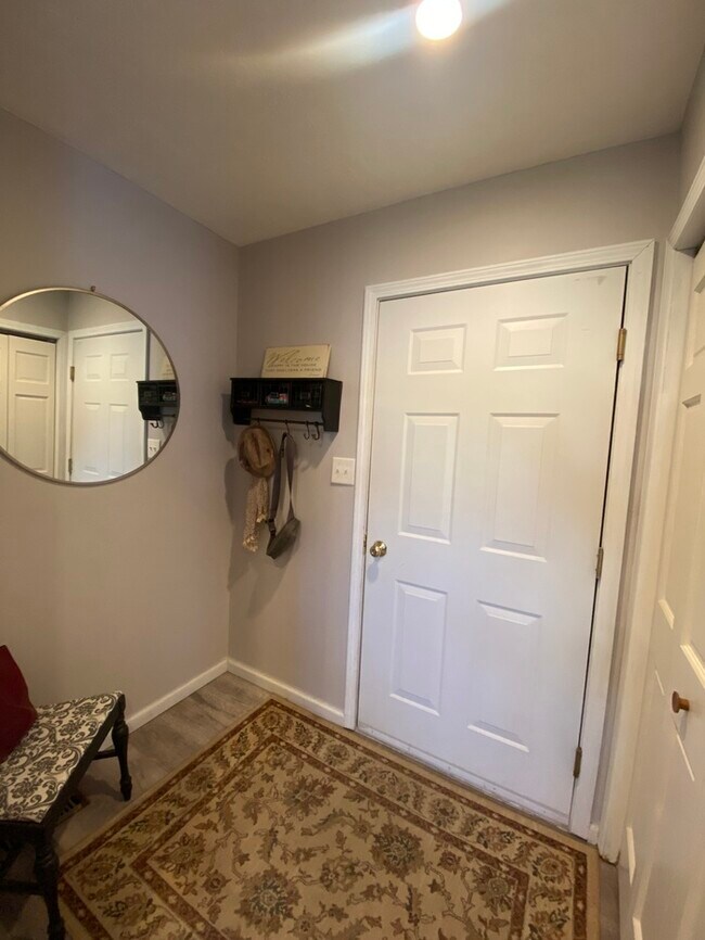 Foto del edificio - Gorgeous 3 bedroom 2.5 bath with one stall detached garage and fenced in backyard for rent!