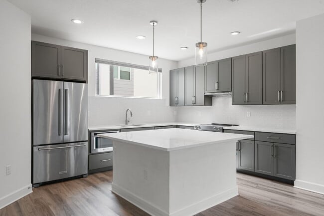 Building Photo - BEAUTIFUL Townhome For Rent in Downtown St Petersburg!