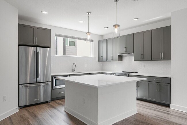 Foto del edificio - BEAUTIFUL Townhome For Rent in Downtown St Petersburg!