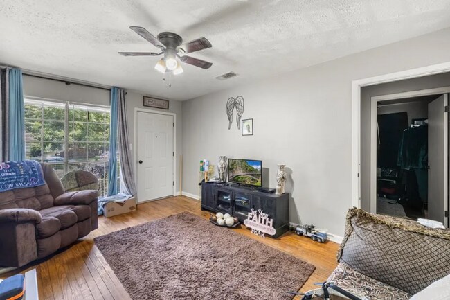 Foto del edificio - 211 Meadowbrook Dr