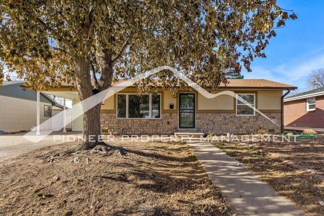 Building Photo - Charming Home with Washer/Dryer and Fenced...
