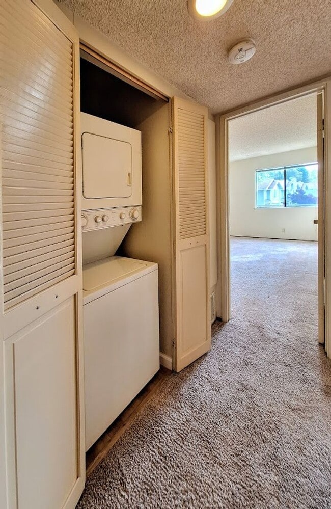 Foto del edificio - Spacious Second Floor 1bd Condo With Laundry In Unit, Pool, Balcony, & Carport!