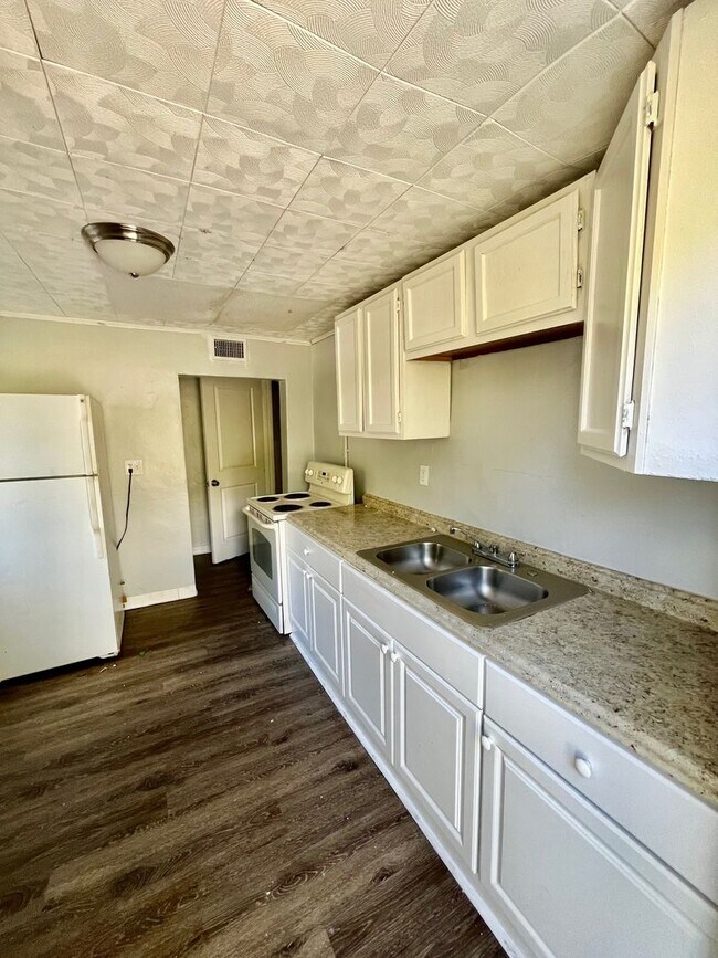Foto del edificio - 3BR/1BA Duplex Near Lake Parker, Large Shared Backyard!