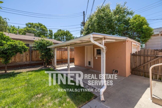 Building Photo - Charming E. Sac Bungalow