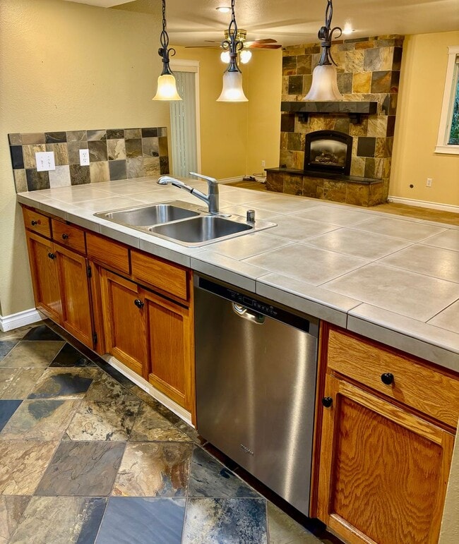 Building Photo - 3 Bed / 2.5 Beaver Lake home in Sammamish ...