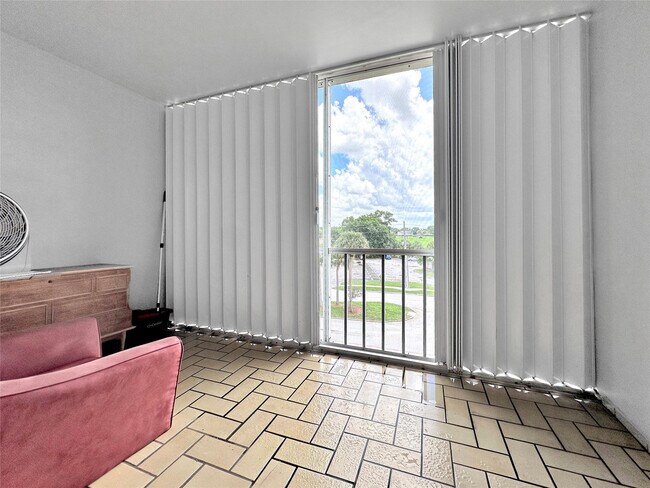 Foto del edificio - 1005 Country Club Dr