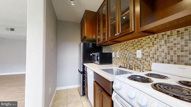 Building Photo - 1737 Queens Ln
