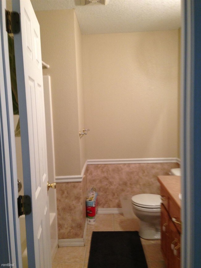 Building Photo - 2032 S Country Club Dr