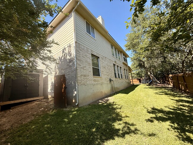 Building Photo - 510 Roble Fino
