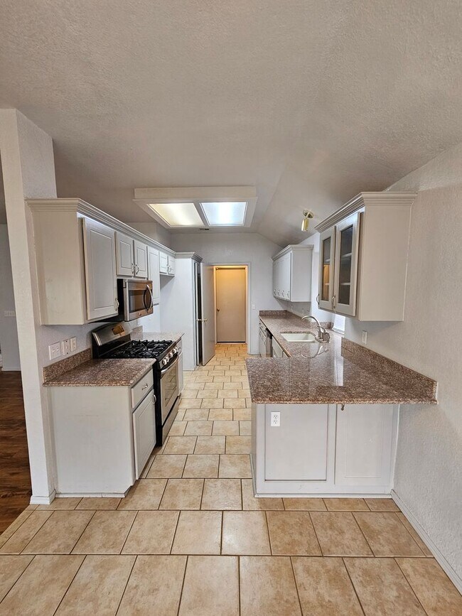 Foto del edificio - (3) Bed/(2) Bath in SW OKC/Moore Avail NOW! Pet Negotiable!