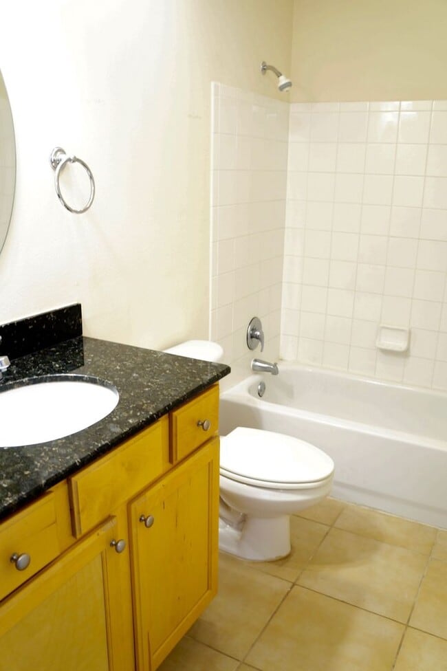 Building Photo - 2421 Beachview Dr