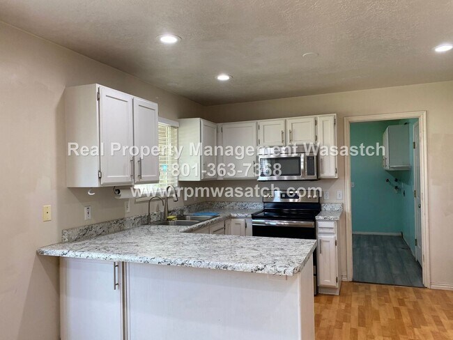 Building Photo - Come See this Charming 4 Bed, 2 Bath home!