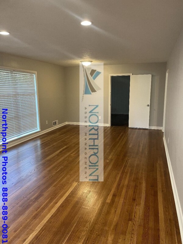 Photo - 2301 Elmwood Cir SE House