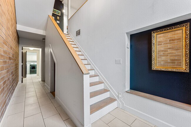 Foto del edificio - Stunning 4-bedroom / 3-bathroom townhome i...