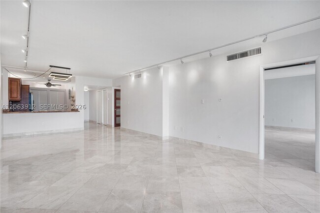 Foto del edificio - 3375 N Country Club Dr