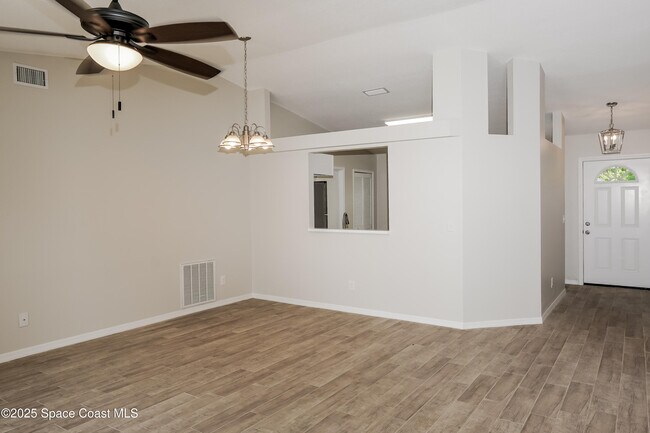 Foto del edificio - 1722 Elmhurst Cir SE