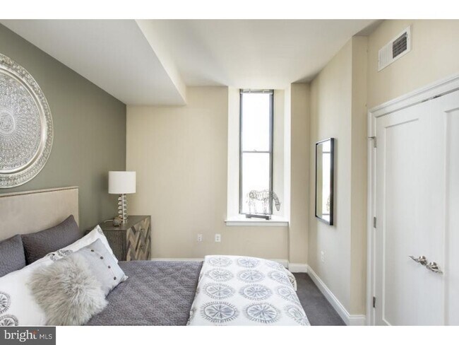 Building Photo - 230 N 21st St