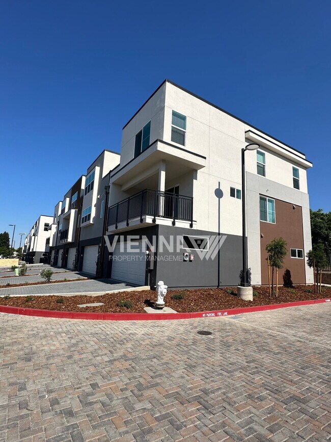 Building Photo - 8066 Quiet Knolls Dr