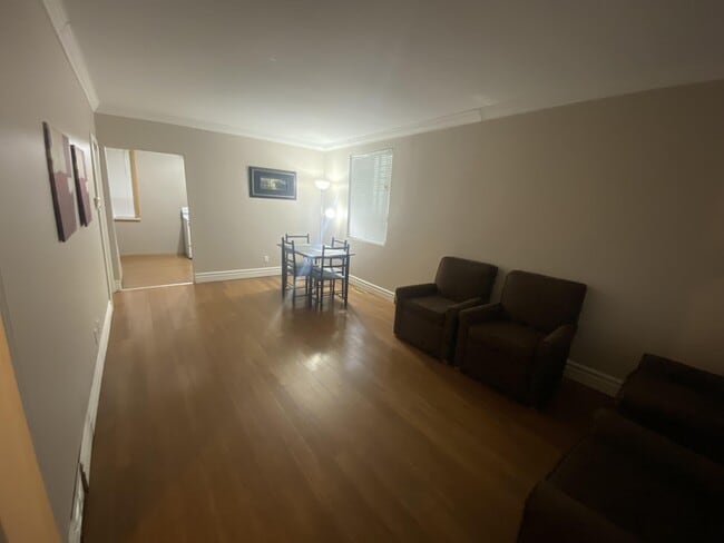 Building Photo - 120 Norah St N