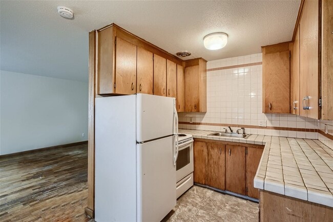 Building Photo - Holly Manor